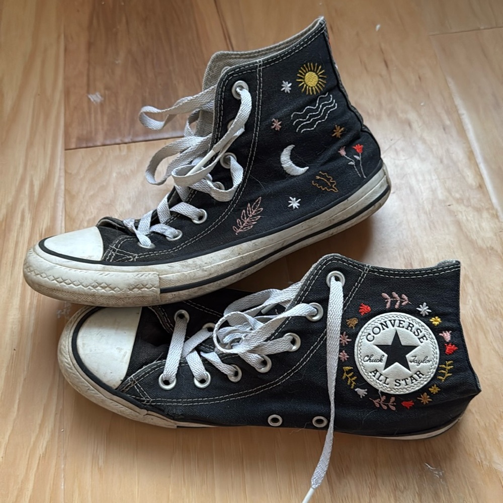 Super cute converse!!! Size 7.5 quote inside tongue. 🌼🌼